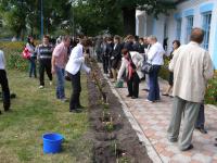 Літературне паломництво у Піски ( Нищук допомагає зробити останні штрихи.JPG)